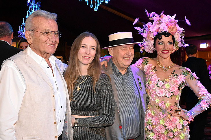 Die Teatro-Chefs Maike und Clemens Zipse,  eingerahmt von Premierengast Manfred Schauer (Der Schichtl von der Wiesn) und der Conferenciere Amy G. (©Foto: Ingrid Grossmann,grossmann-foto@web.de)